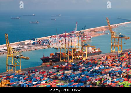 Barcelona Hafen mit Schiff und Container Stockfoto