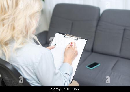 High-Angle-Ansicht des Psychologen mit Zwischenablage Stockfoto