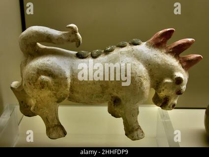 Mythisches Tier ( ein Grab - Wächter ) - Henan . WESTERN Jin Anfang des 4th. Jahrhunderts n. Chr. China, Chinesisch. Feinsteinzeug-Glasur. Stockfoto