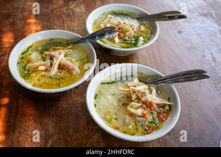 Soto Gading ist eine sehr berühmte Hühnersuppe in Surakarta. Viele Geschäftsleute, Beamte und Präsidenten mögen diese Hühnersuppe. Stockfoto