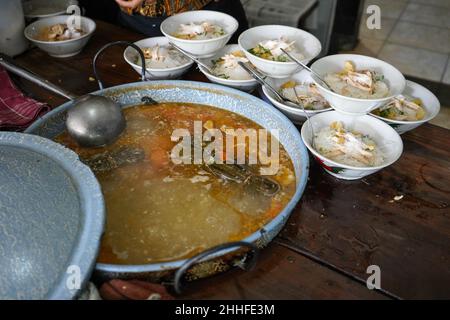 Soto Gading ist eine sehr berühmte Hühnersuppe in Surakarta. Viele Geschäftsleute, Beamte und Präsidenten mögen diese Hühnersuppe. Stockfoto