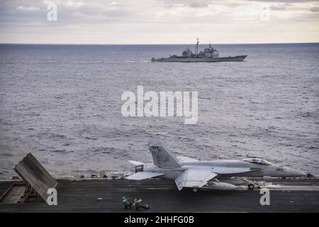 Steuerbord-Seitenansicht der USS San Jacinto (CG-56) im Gange, als sich der VFA-86 FA-18E Super Hornet auf die USS Dwight D. Eisenhower 161229 vorbereitet Stockfoto