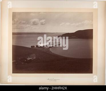 Strait of Carquennes, from South Vallejo 1868–69 Carleton E. Watkins American als Watkins 1869 seine Mammutdrucke ausstellte, bemerkte ein Kritiker: "Sie verdienen zu Recht die an sie übergebenen Encomiums. Für Klarheit, Stärke und Weichheit des Tons sind diese malerischen Ansichten unübertroffen; und während sie wahrheitsgetreue Darstellungen der gewählten Szene darstellen, sind sie ein ernsthafter Vertreter der künstlerischen Fähigkeiten des Fotografen.' Der Ort dieses Fotos (heute bekannt als die Carquinez Strait) ist ein enger, gezeitenabhängig Gewässer, der zwanzig Meilen landeinwärts von der Mündung der San Francisco Bay entfernt ist. Teil einer geschäftigen, tiefen Wa Stockfoto