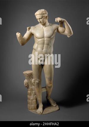 Fragmente einer Marmorstatue des Diadoumenos (Jugendlicher, der ein Filet um seinen Kopf bindet) ca. 69–96 n. Chr. Kopie der Arbeit, die Polykleitos zugeschrieben wird Kopf, Arme und Beine von den Knien nach unten und Baumstamm sind uralt. Der Rest der Figur ist ein Guss aus einer Marmorkopie, die in Delos und jetzt im Nationalmuseum in Athen gefunden wurde.Diese Statue stellt einen Jugendlichen dar, der seinen Kopf nach dem Sieg in einem sportlichen Wettkampf mit einem Filet (Band) schmückt. Die ursprüngliche Bronze stand wahrscheinlich in einem Heiligtum wie dem in Olympia oder Delphi, wo regelmäßig Spiele abgehalten wurden. Der griechische Bildhauer Polykleitos von Argos, der arbeitete Stockfoto