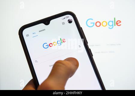 Google-Suche auf Telefon- und PC-Bildschirmen. Google LLC ist ein US-amerikanisches multinationales Technologieunternehmen, das sich auf internetbezogene Dienste und PR spezialisiert hat Stockfoto