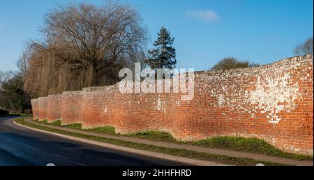 Eine Bodenaufnahme einer crinkle Kurbelwand in Easton Suffolk, Großbritannien Stockfoto