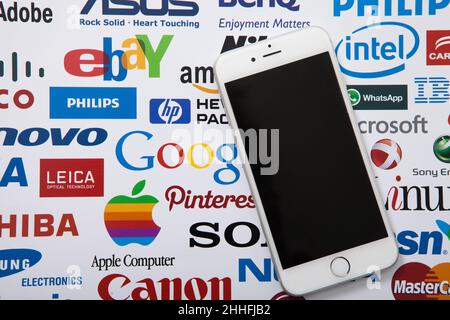 KIEW, UKRAINE - 10. MÄRZ 2017. YouTube-Logo auf Papier gedruckt. YouTube ist eine Video-Sharing-Website. Der Service wurde von drei ehemaligen PayPal erstellt Stockfoto