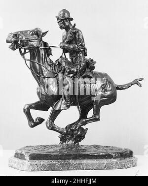 Trooper of the Plains 1908, vor 1939 gegossen Frederic Remington der amerikanische 'Trooper of the Plains' zeigt einen Reitersoldaten auf dem Pferderücken, der einen Revolver schwingt. Das galoppierende Pferd wird nur von einem Salbeipinsel unterstützt. Remington experimentierte gerne mit wagemutigen, schwerelosen Posen, die seine technische Beherrschung des skulpturalen Prozesses andeuteten. Der Künstler hat 1909, im Jahr seines Todes, das Copyright für „Trooper of the Plains“ geschützt. Die Bronzemedaille des Metropoliten ist mit ziemlicher Sicherheit ein posthum, nicht autorisierter Guss, der von römischen Bronzewerken angefertigt wurde. Trooper of the Plains 11873 Stockfoto