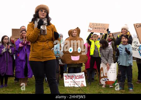 Laella Moran. Die liberaldemokratische Abgeordnete für Oxford West und Abingdon spricht bei der Protestaktion zur Verschüttung von Abwässern auf Port Meadow, Oxford, im Januar 2022 Stockfoto