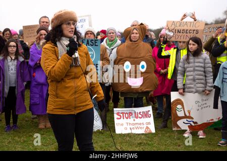 Laella Moran. Die liberaldemokratische Abgeordnete für Oxford West und Abingdon spricht bei der Protestaktion zur Verschüttung von Abwässern auf Port Meadow, Oxford, im Januar 2022 Stockfoto