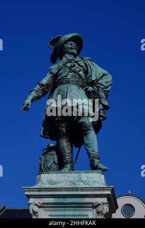 Statue von König Gustav Adolf vor einem strahlend blauen Himmel, in Göteborg, Schweden, September 2021 Stockfoto