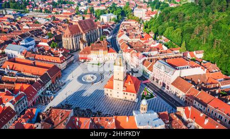 Brasov, Rumänien - Luftdrohnenansicht des Rathausplatzes und der Schwarzen Kirche, mittelalterliche Stadt in Siebenbürgen, Osteuropa. Stockfoto