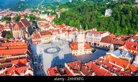 Brasov, Rumänien - Luftdrohnenansicht des Rathausplatzes und der Schwarzen Kirche, mittelalterliche Stadt in Siebenbürgen, Osteuropa. Stockfoto