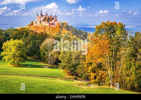 Burg Hohenzollern in Deutschland. Herbst schöne Landschaft Zollernalbkreis in Baden-Württemberg. Schwäbische Alpen. Wahrzeichen. Stockfoto