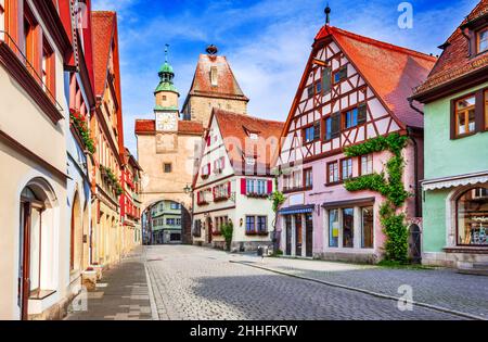 Rothenburg, Deutschland. Markusturm und schöne Straße in Rothenburg ob der Tauber mit traditionellen deutschen Häusern, Bayern Stockfoto