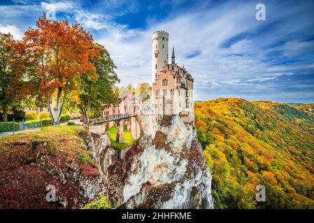 Schloss Lichtenstein, Deutschland. Herbstansicht der Burg Lichtenstein auf einer Klippe, Baden-Württemberg Land in den Schwäbischen Alpen. Berühmter europäischer Landmar Stockfoto