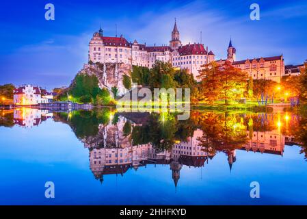 Sigmaringen, Deutschland. Baden-Württemberg und das königliche Schloss Sigmaringen auf dem Felsen über dem Donauufer. Stockfoto