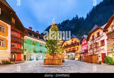 Hallstatt, Österreich - Weihnachtsbaum im Hallstatt Zentrum, weltberühmtes Wahrzeichen in Oberösterreich, österreichische Alpen. Stockfoto