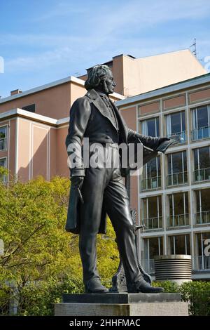 Bronzestatue des Komponisten Felix Mendelssohn Bartholdy, musikalischer Leiter von Düsseldorf von 1833 - 1835, vor dem Düsseldorfer Opernhaus. Stockfoto