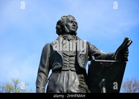 Nahaufnahme des Bronzemedakmals des Komponisten Felix Mendelssohn Bartholdy, musikalischer Leiter von Düsseldorf von 1833 - 1835. Stockfoto