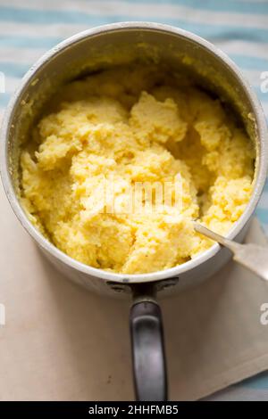 Gekochte Polenta-Schale mit Parmesan und Butter Stockfoto