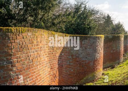 Eine Bodenaufnahme einer crinkle Kurbelwand in Easton Suffolk, Großbritannien Stockfoto