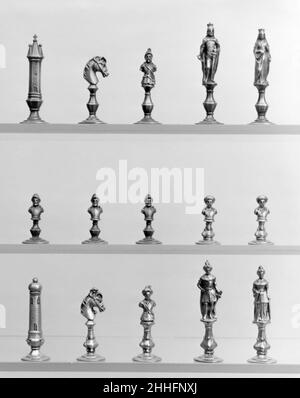 Chessmen (32) 1845–60 wahrscheinlich von E. G. Zimmerman Company, Hanau die Kreuzritter sind die Zinn-Seite. Ihr König hat ein Kreuz auf seiner Tunika und ist in mittelalterlicher Rüstung; die Bischöfe und Bauern sind in Helmen des frühen siebzehnten Jahrhunderts Stil. Die Muslime sind die vergoldete Seite; ihre Sockel unterscheiden sich leicht von denen der anderen Seite.die E. G. Zimmerman Company aus Hanau, die wahrscheinlich das Set herstellte, war eine der Firmen, die sich auf kleine gusseiserne Produktionen wie Schachsets spezialisiert hat. Auf der Unterseite jedes Stücks ist das Wort „Deutschland“ gemäß dem McKinley Tariff Act von 18 eingekratzt Stockfoto