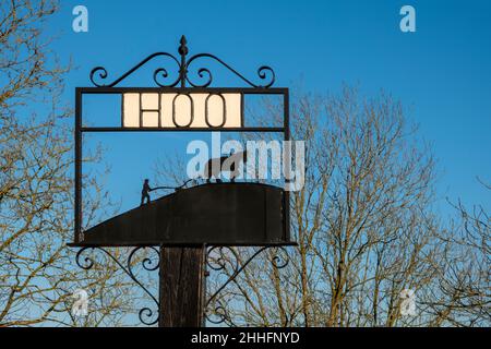 Metallschild auf einem Holzpfosten mit einem Pferdepflug für das Dorf Hoo in Suffolk, Großbritannien Stockfoto