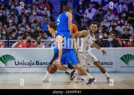 Nico Laprovittola (L) und Nigel Williams-Goss (R) beim FC Barcelona-Sieg über Real Madrid 75 -85 in der Liga Endesa reguläre Saison (Tag 16), die im Wizink Center in Madrid (Spanien) gefeiert wurde. Januar 23th 2022. (Foto von Juan Carlos García Mate/Pacific Press/Sipa USA) Stockfoto