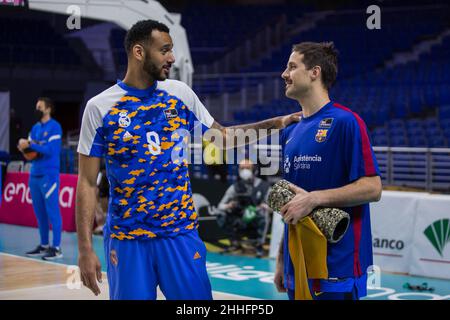 Adam Hanga (L) und Nico Laprovittola (R) beim FC Barcelona-Sieg über Real Madrid 75 -85 in der Liga Endesa reguläre Saison (Tag 16) gefeiert in Madrid (Spanien) im Wizink Center. Januar 23th 2022. (Foto von Juan Carlos García Mate/Pacific Press/Sipa USA) Stockfoto
