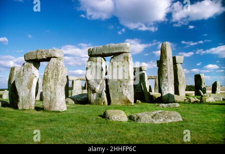Stonehenge, England. Betrachten Sie die ikonischen Überreste der 2 konzentrischen Anordnungen massiver Sarsensteine, die im Zentrum des Hages errichtet wurden, südöstlich. Stockfoto