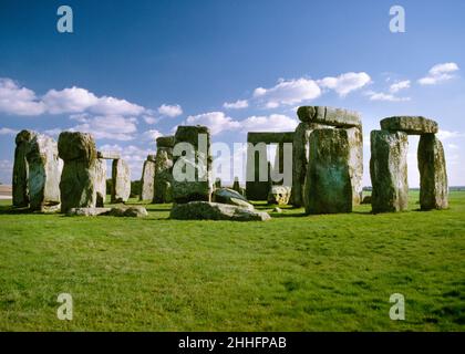Stonehenge, Wiltshire. Blick nach Osten auf die Überreste der zwei konzentrischen Anordnungen massiver Sarsensteine, die im Zentrum des Hages errichtet wurden Stockfoto