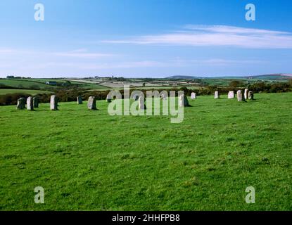 Merry Maidens Stone Circle, Boleigh, Cornwall, England. Blick nach Nordwesten in Richtung St. Buryan Church am Horizont. Stockfoto