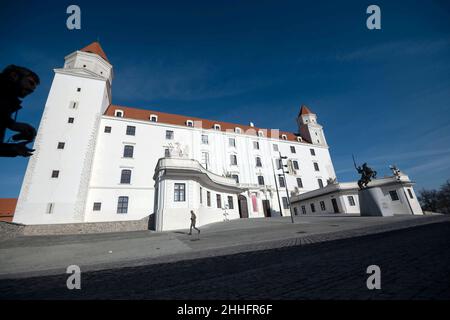 Bratislava, Slowakei. 19th Januar 2022. Die Burg von Bratislava, Sitz des Historischen Museums. Quelle: Marijan Murat/dpa/Alamy Live News Stockfoto