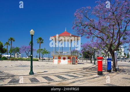 Baumgesäumter Platz, Praca de Francisco Gomes, Altstadt, Faro, Algarve-Region, Portugal Stockfoto