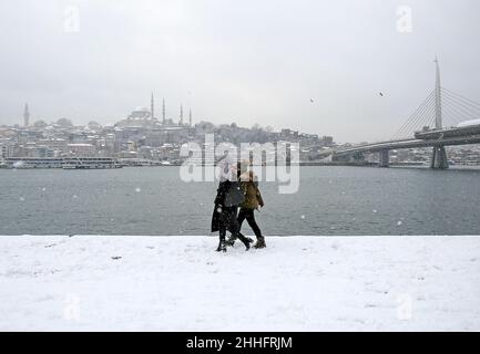 24. Januar 2022, istanbul, Istanbul, Türkei: Winter am Goldenhorn. Suleymaniye Moschee, Golden Horn U-Bahnstation und tolle Aussicht auf Istanbul. Schneelandschaft in Istanbul (Foto: © Serkan Senturk/ZUMA Press Wire) Stockfoto