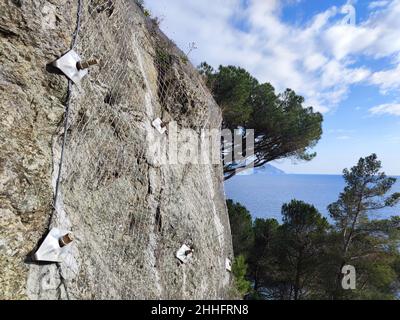 Acier Iron Metallic-Netz für Steinabsturzschutz Stockfoto