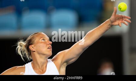 Melbourne, Australien. 24th Januar 2022. Kaia Kanepi aus Estland bedient das 4th-Runden-Match der Frauen gegen Aryna Sabalenka aus Weißrussland bei den Australian Open in Melbourne, Australien, am 24. Januar 2022. Quelle: Hu Jingchen/Xinhua/Alamy Live News Stockfoto