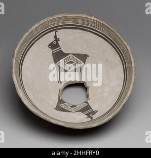 Bowl 9th–12th Jahrhundert Mimbres vor etwa tausend Jahren produzierten die Völker des Mimbres-Tals von New Mexico viele Keramikgefäße, die mit raffinierten gemalten Bildern von Vögeln, Tieren und Menschen und Kombinationen daraus verziert waren. Die Mimbres-Bilder, die hauptsächlich in Schwarz auf mehr oder weniger weißem Grund ausgeführt werden, sind durch ihre Spontaneität und Individualität bemerkenswert. Keine andere Gruppe südwestlicher Völker schmückte Keramikgefäße in ähnlicher Weise. Während viele Mimbres-Schalen geometrische Muster besitzen – die gemeinsame regionale Verschönerungsart –, sind die figurativen und narrativen Bilder einzigartig für das p Stockfoto