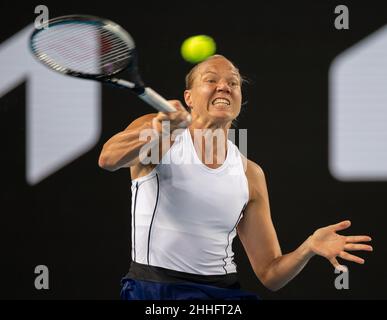 Melbourne, Australien. 24th Januar 2022. Kaia Kanepi aus Estland tritt beim Australian Open in Melbourne, Australien, am 24. Januar 2022 im Einzel 4th gegen Aryna Sabalenka aus Weißrussland an. Quelle: Hu Jingchen/Xinhua/Alamy Live News Stockfoto