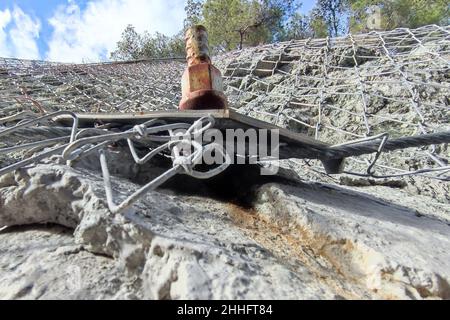 Acier Iron Metallic-Netz für Steinabsturzschutz Stockfoto