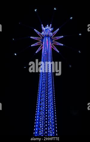 Orlando, Florida, Vereinigte Staaten von Amerika - DEZEMBER, 2018: Nacht bunte Lichter Blick auf Orlando Starflyer Ride, ein Gyro Drop Tower, bei International Stockfoto