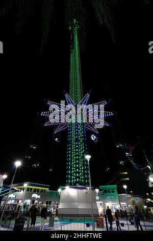 Orlando, Florida, Vereinigte Staaten von Amerika - DEZEMBER, 2018: Nacht bunte Lichter Blick auf Orlando Starflyer Ride, ein Gyro Drop Tower, bei International Stockfoto