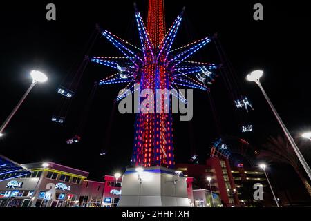 Orlando, Florida, Vereinigte Staaten von Amerika - DEZEMBER, 2018: Nacht bunte Lichter Blick auf Orlando Starflyer Ride, ein Gyro Drop Tower, bei International Stockfoto