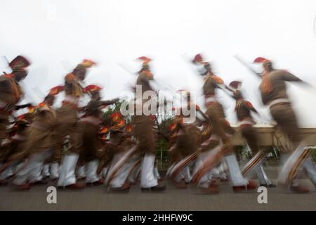 Chennai, Tamil Nadu, Indien. 24th Januar 2022. Kadetten der Tamilnadu Polizei nehmen an einer Generalprobe vor der bevorstehenden Parade zum Tag der Republik in Chennai Teil. Am 26. Januar wird Indien den Tag der Republik 73rd feiern, der die Verabschiedung der Verfassung indiens an diesem Tag im Jahr 1950 markiert. (Bild: © Sri Loganathan/ZUMA Press Wire) Bild: ZUMA Press, Inc./Alamy Live News Stockfoto