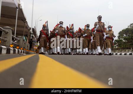 Chennai, Tamil Nadu, Indien. 24th Januar 2022. Kadetten der Tamilnadu Polizei nehmen an einer Generalprobe vor der bevorstehenden Parade zum Tag der Republik in Chennai Teil. Am 26. Januar wird Indien den Tag der Republik 73rd feiern, der die Verabschiedung der Verfassung indiens an diesem Tag im Jahr 1950 markiert. (Bild: © Sri Loganathan/ZUMA Press Wire) Bild: ZUMA Press, Inc./Alamy Live News Stockfoto