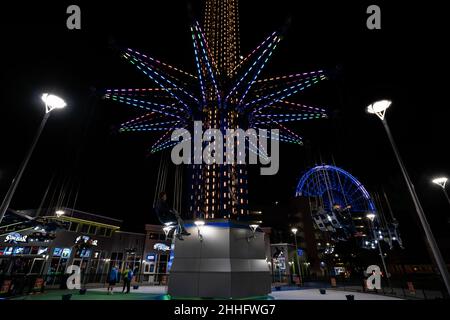 Orlando, Florida, Vereinigte Staaten von Amerika - DEZEMBER, 2018: Nacht bunte Lichter Blick auf Orlando Starflyer Ride, ein Gyro Drop Tower, bei International Stockfoto