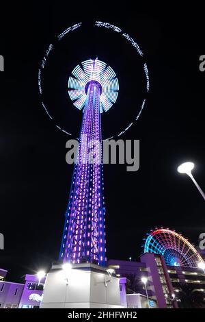 Orlando, Florida, Vereinigte Staaten von Amerika - DEZEMBER, 2018: Nacht bunte Lichter Blick auf Orlando Starflyer Ride, ein Gyro Drop Tower, bei International Stockfoto