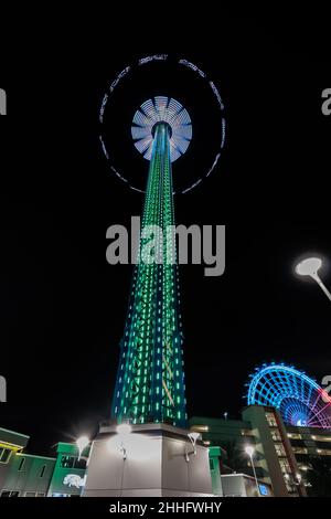 Orlando, Florida, Vereinigte Staaten von Amerika - DEZEMBER, 2018: Nacht bunte Lichter Blick auf Orlando Starflyer Ride, ein Gyro Drop Tower, bei International Stockfoto