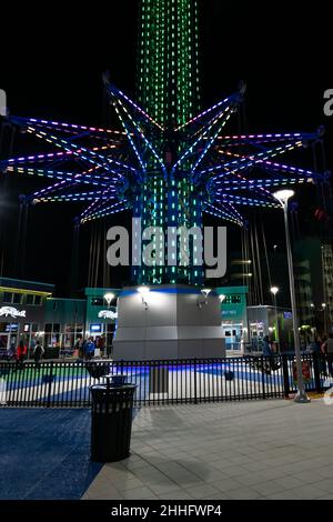 Orlando, Florida, Vereinigte Staaten von Amerika - DEZEMBER, 2018: Nacht bunte Lichter Blick auf Orlando Starflyer Ride, ein Gyro Drop Tower, bei International Stockfoto